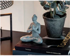 New Daells Bolighus Figur yoga dame ass H.18 cm Grå